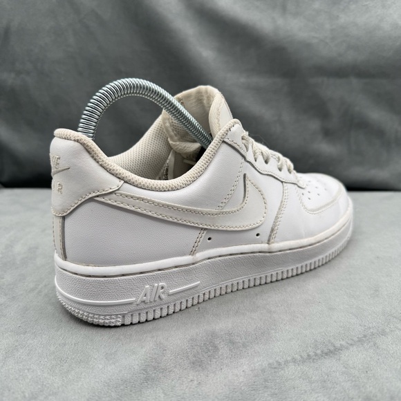 Nike Air Force 1 Low ’07 Triple White Women’s Size 7 Classic Sneakers - Picture 2 of 14